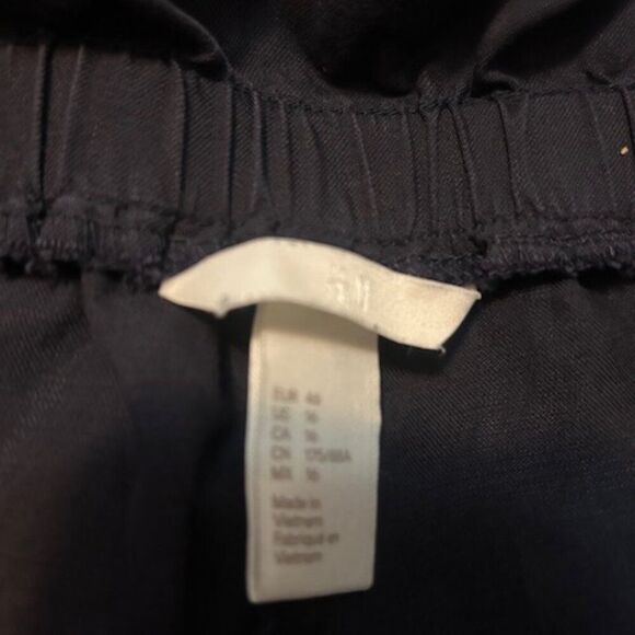 H & M Navy Blue 100% Lyocell pull on shorts, size 16 - Picture 3 of 4